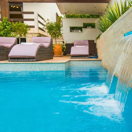 Nia With Pool טרוגיר